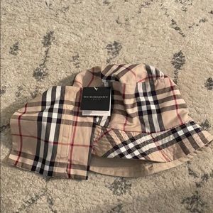 Burberry reversible hat pattern and tan size L